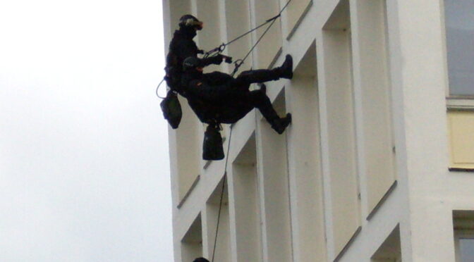 Unkontrollierbare Anziehungskraft – Institutionalisierte Kooperation von Polizei und Diensten