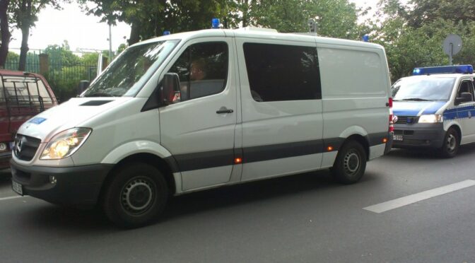 Ein BeDoKW am Rande einer Demonstration in Berlin.