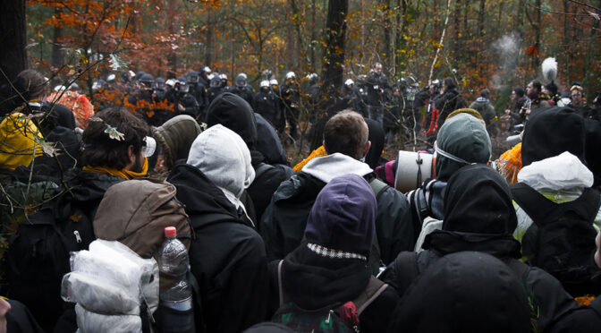 Castortransport ohne Grundrechte – Böse Schotterer und gute Sitzblockierer?