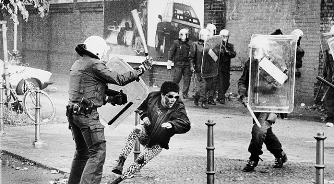 Zwischen Imagepflege und Gewalt – Polizeistrategien gegen Demonstrationen