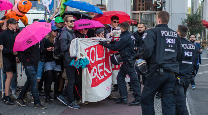 Kommentar: Kann Plastikfolie im Rechtsstaat zur (Schutz-)Waffe werden?
