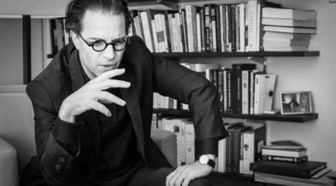 Protest erscheint als Aufstand, der mit aller Macht unterdrückt werden muss