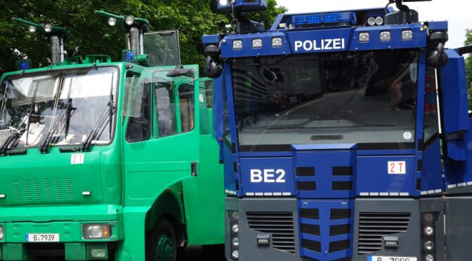 Wasserwerfer 10000: Groß und klein gegen den kommenden Aufstand