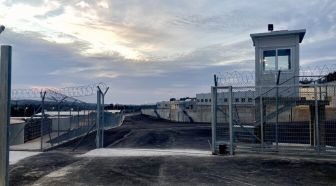 Digitale Festungen und Roboterhunde:  Technologische Gewalt an den Grenzen der EU und USA